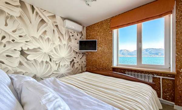 Новороссийск, прекрасная квартира на первой линии с шикарным видом из окон на море