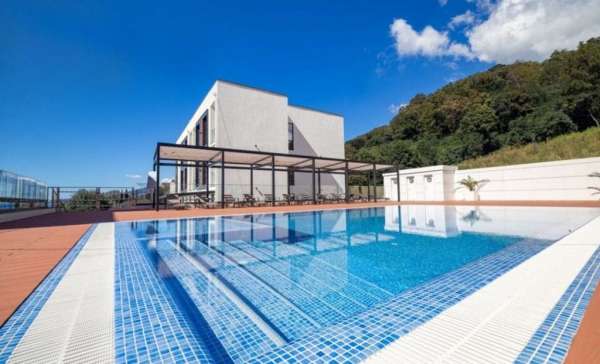 Адлер, апартаменты в 10 минутах от моря с бассейном и парком на территории