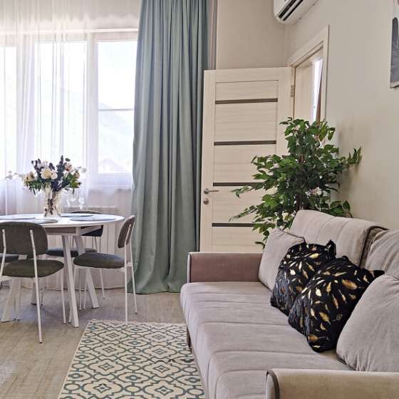 Апартамент с балконом и панорамным видом на горы. Напротив курорта Красная Поляна