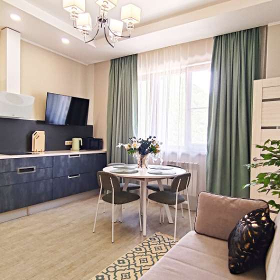 Апартамент с балконом и панорамным видом на горы. Напротив курорта Красная Поляна