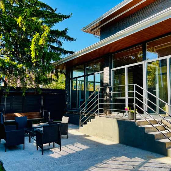 Просторный коттедж с джакузи и сауной в центре