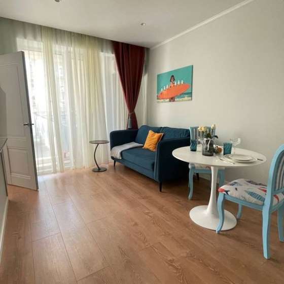 Уютная квартира с балконом и бассейном на территории