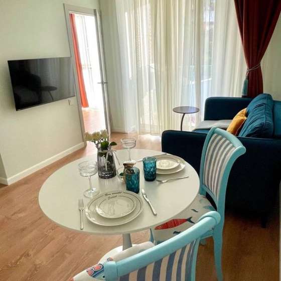 Уютная квартира с балконом и бассейном на территории