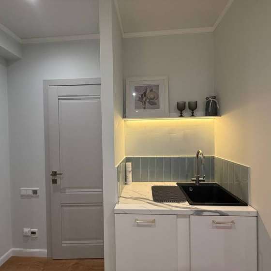 Уютная квартира с балконом и бассейном на территории