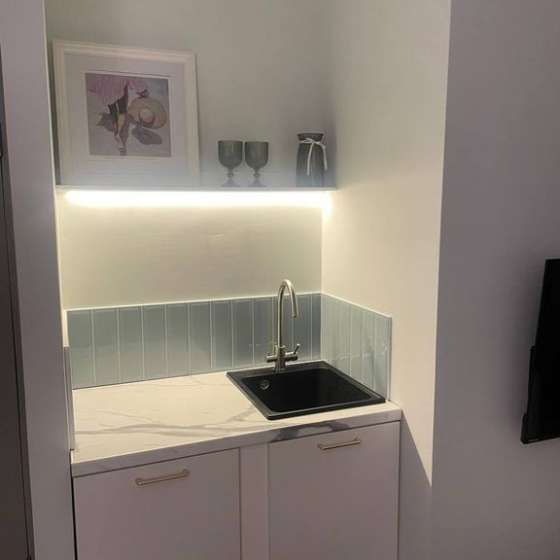 Уютная квартира с балконом и бассейном на территории