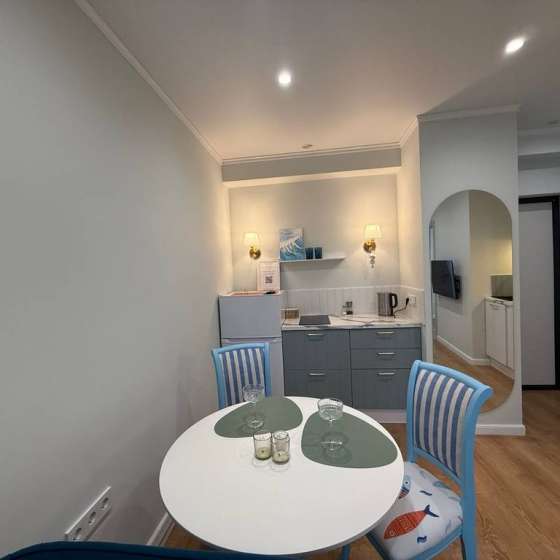 Уютная квартира с балконом и бассейном на территории