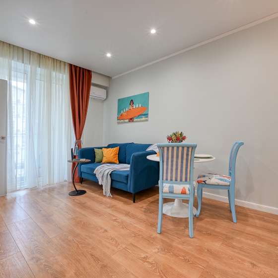 Уютная квартира с балконом и бассейном на территории