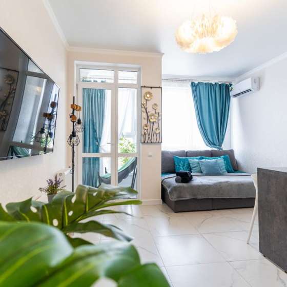 Уютная квартира-студия с балконом и видом на горы от LetoApart