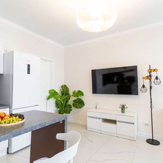 Уютная квартира-студия с балконом и видом на горы от LetoApart