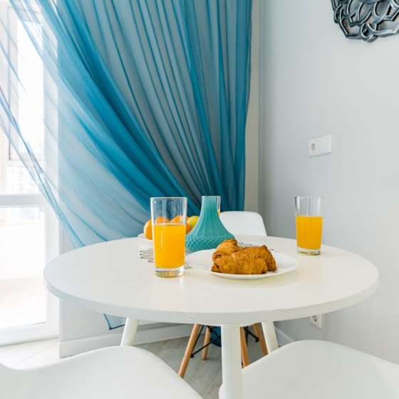 Светлая студия для вашего комфортного проживания от LetoApart