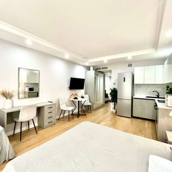 Студия на первой линии у моря, Резиденция Граф Толстой