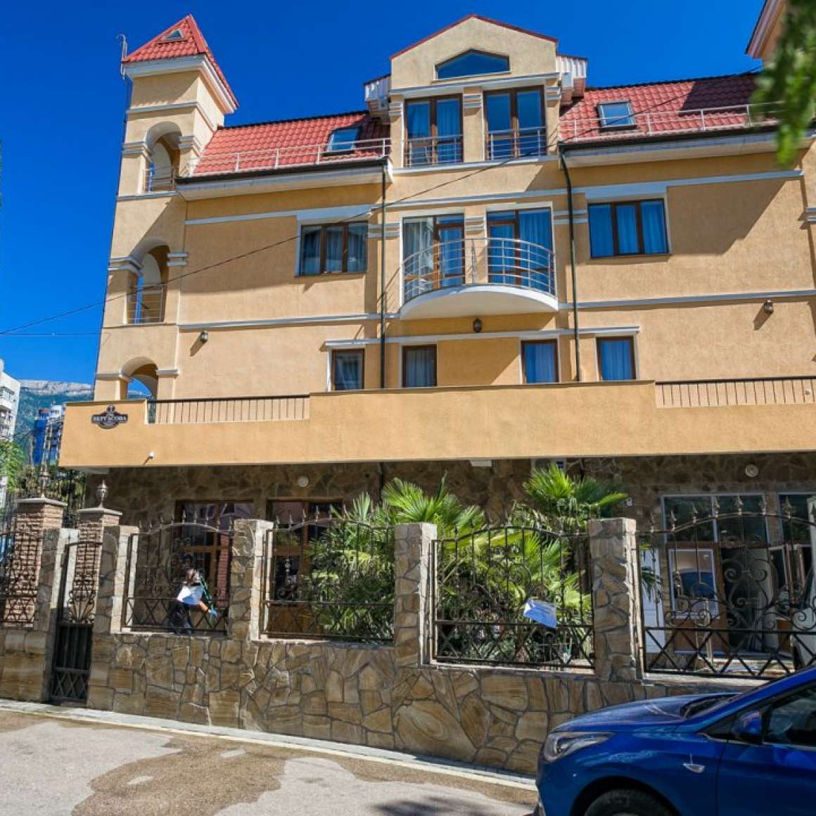 Владимира луговского 9 симеиз. Чайка гурзуф крым. Гостевой дом киор. Дом аспиранта в никитском ботаническом. Симеиз гостиница "стиль белого льва".